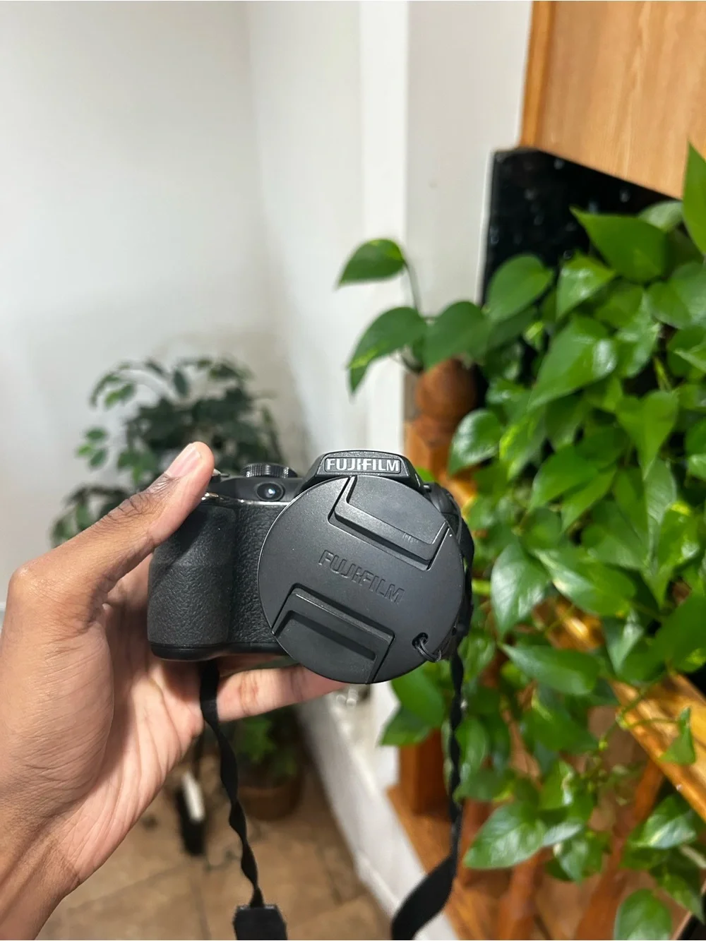 Fujifilm Finepix S3200  14MP 24X Digital Camera with lens Cover + Sd Card